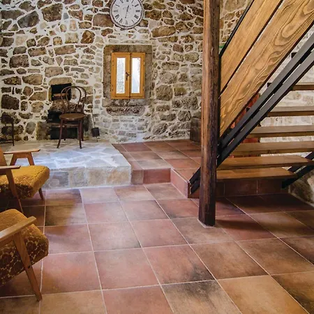 Stari Zoganj - Two Bedroom With Terrace And Swimming Pool Potomje