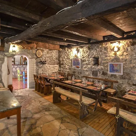 Stari Zoganj - Two Bedroom With Terrace And Swimming Pool Feriehus Potomje