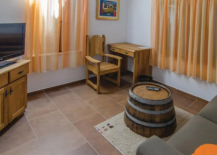 Stari Zoganj - Two Bedroom With Terrace And Swimming Pool Potomje